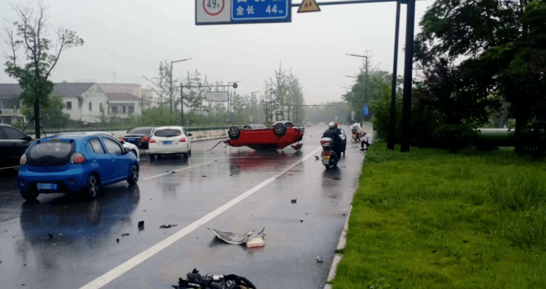 嘉兴突发两起惨烈车祸车撞得发动机都飞了可见当时的车速