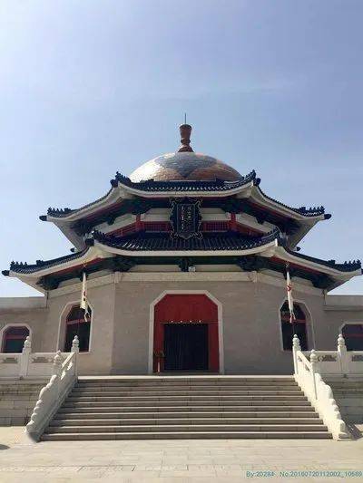 成吉思汗陵的主体,是由三个蒙古包式的宫殿一字排开构成的.