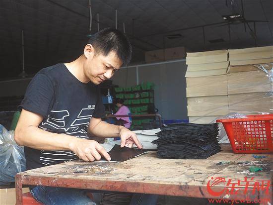 工厂陷入半忙半闲的状态,鑫达鞋业的老板老黄决定亲自完成这些用来