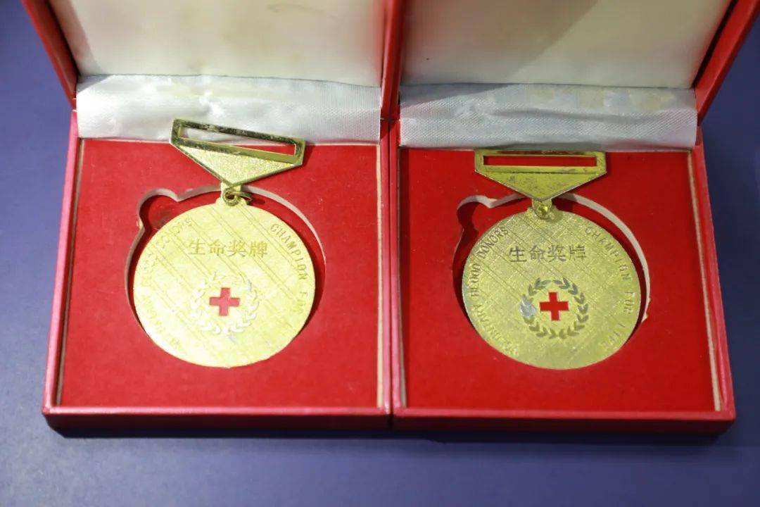 陆志刚两次得到国家卫生部颁发的"生命奖章"20年来,陆志刚无偿献血