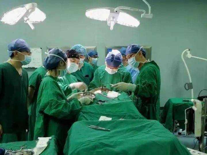 把"起搏器"装进脑子里 ,他说自己"重生"了!_手术