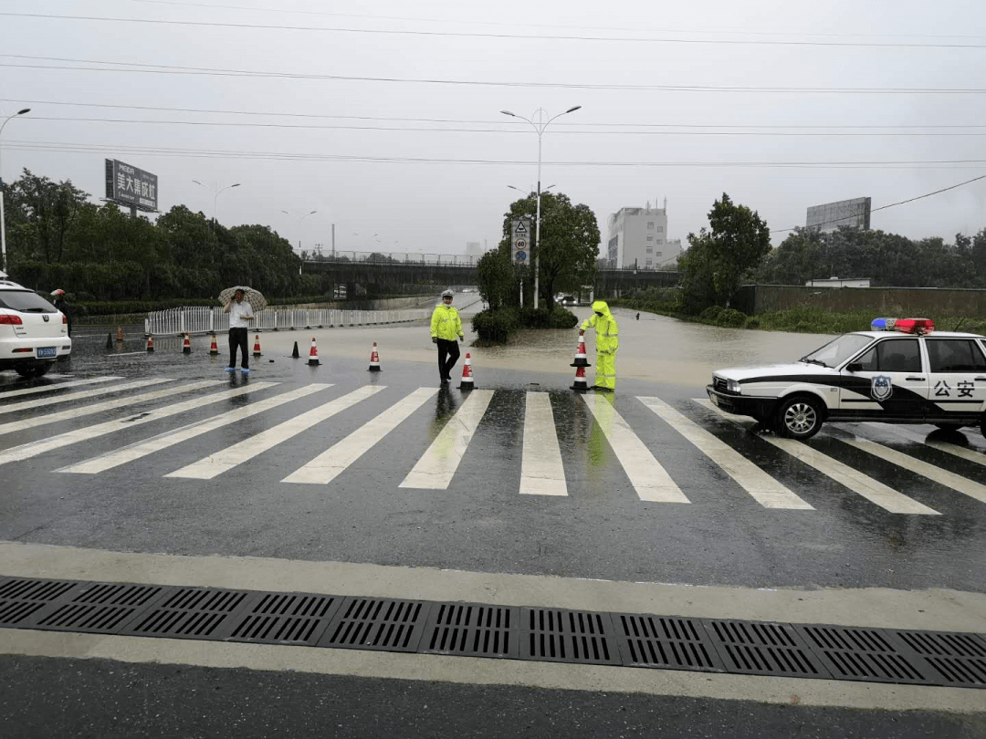 安徽省安庆市遭遇暴雨,短时强降雨造成城区多处道路积水,其中中山大道