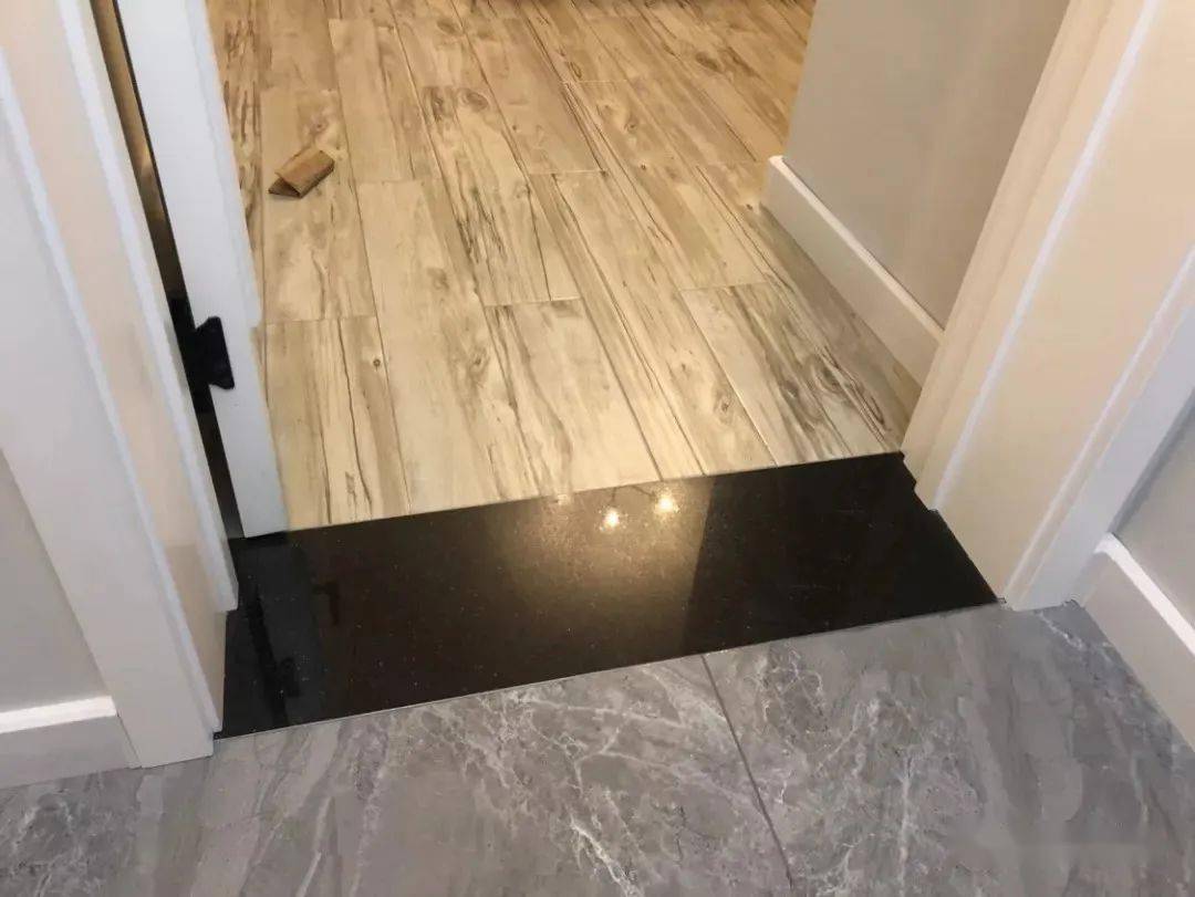 用黑色石材做门槛石美观又实用