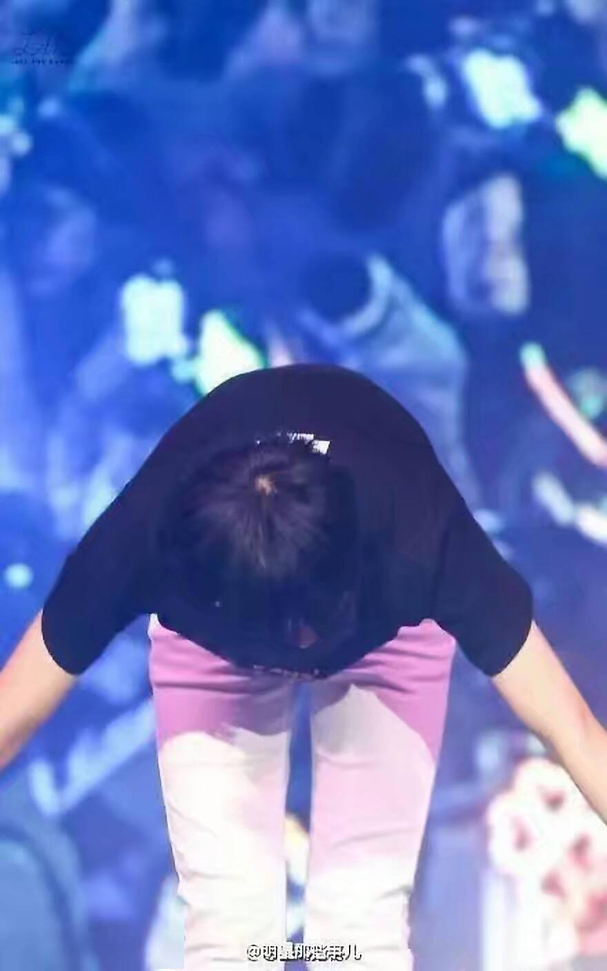 王俊凯90度鞠躬从未改变 粉丝的爱也不会改变