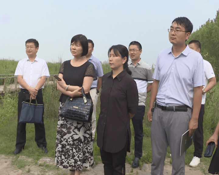 县领导石小琳,炊为民陪同调研,并为洛阳师范学院在