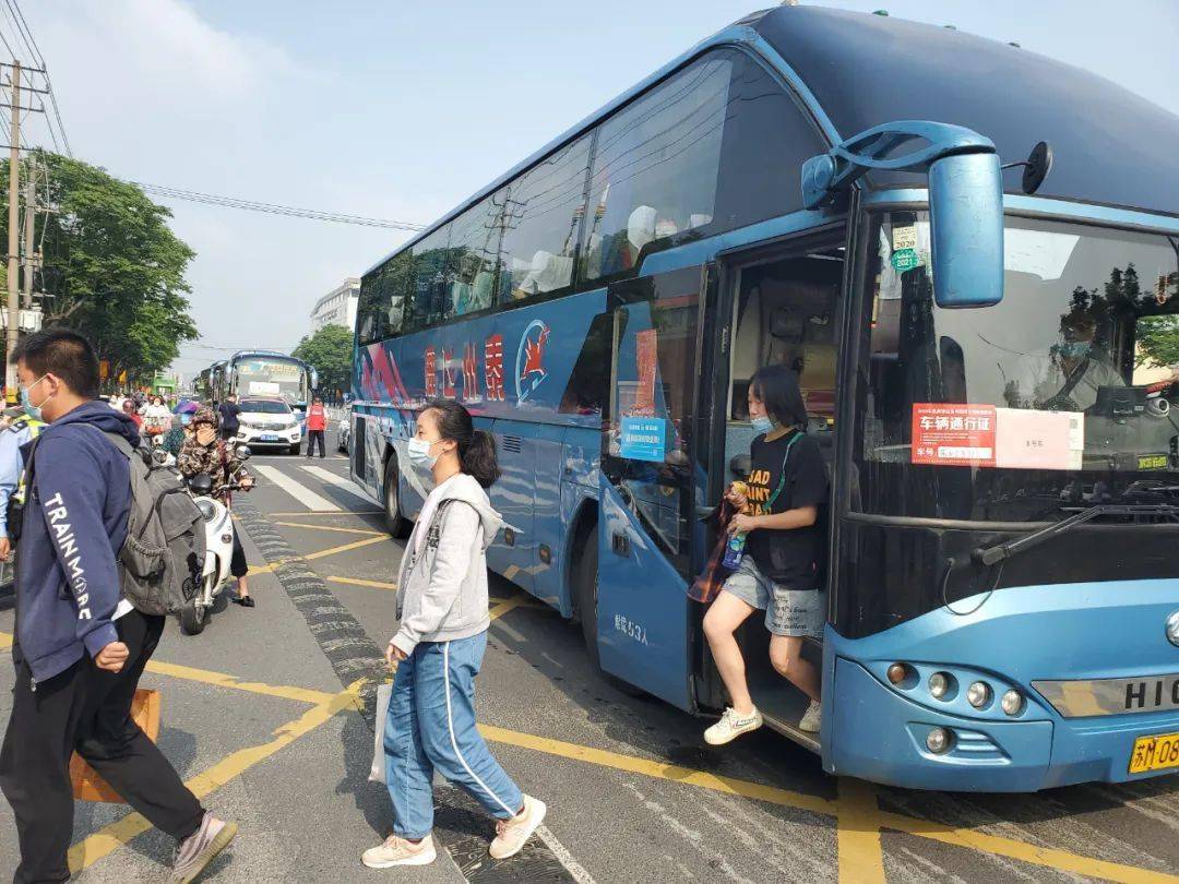 集中乘坐大巴参考的考生