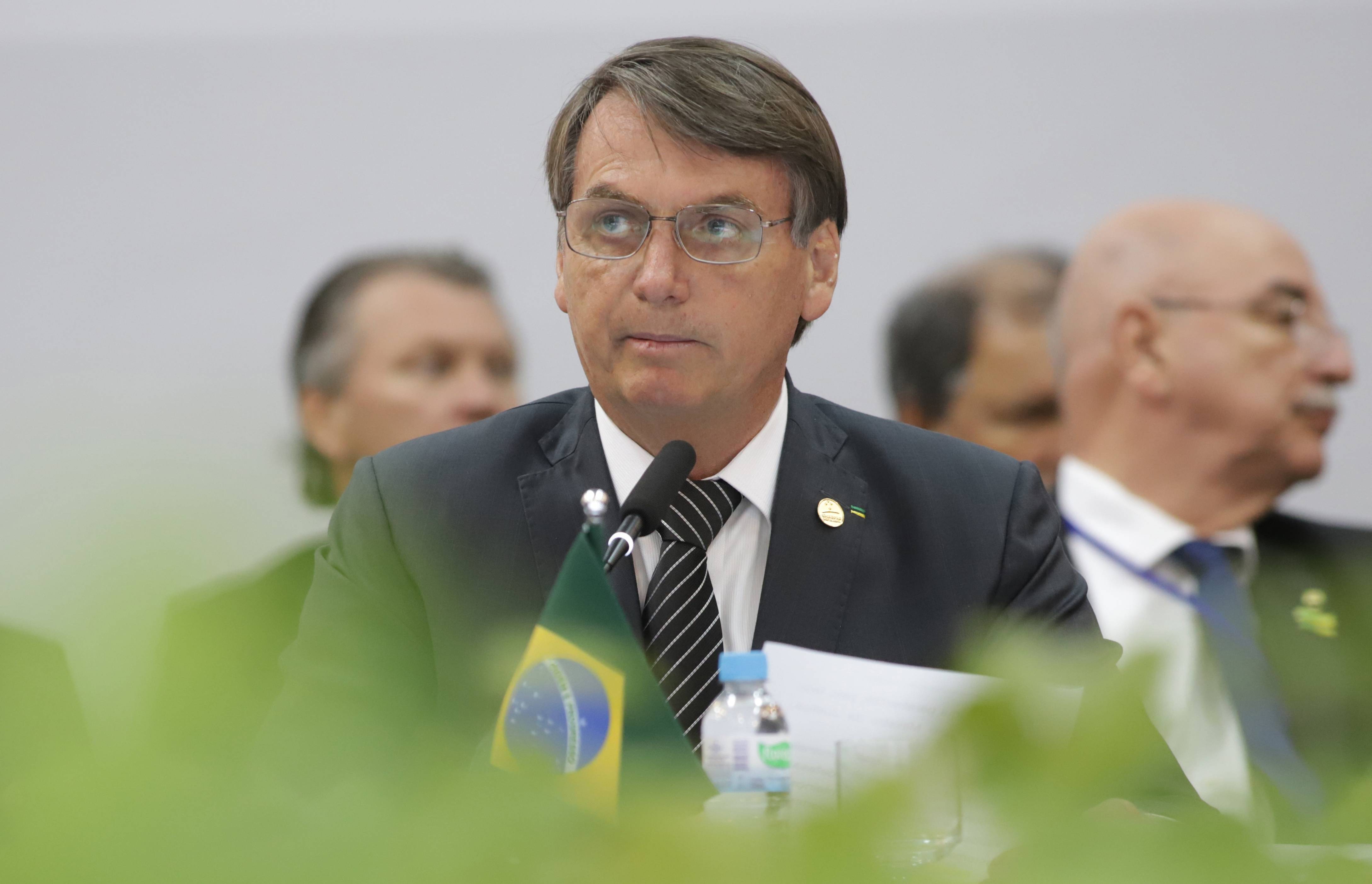 2019年12月5日,在巴西本图贡萨尔维斯,巴西总统博索纳罗(前)出席会议