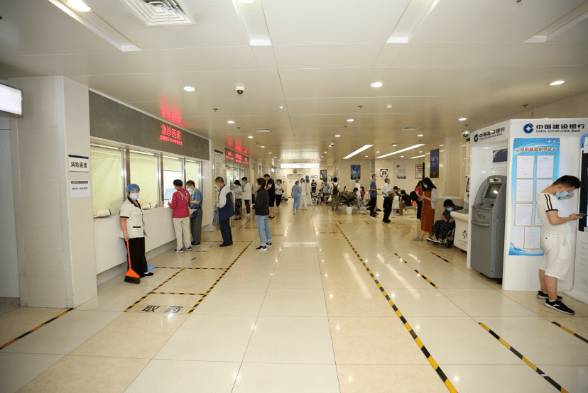 急诊一层大厅秩序井然.