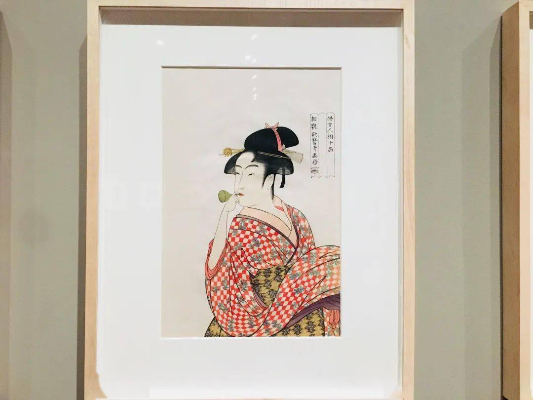 原稿画师大显身手,雕印师精工细作,套色精美的浮世绘风靡江户.