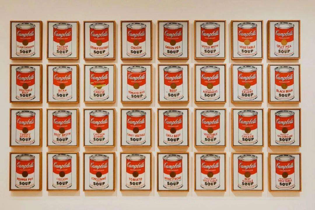 一个波普艺术画展,这些简洁明朗的罐头图案不停地重复出现在观者视野