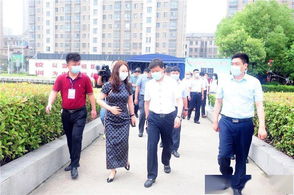 淮安中学教育集团领导高尚梅,陈进,淮安中学校长于敏等热情接待区领导