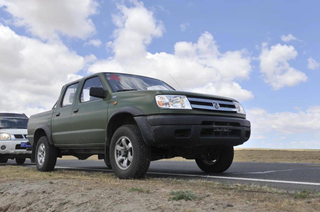 细节上,锐骐皮卡更是与日产的d21除了前脸和中控台不同之外,其它位置