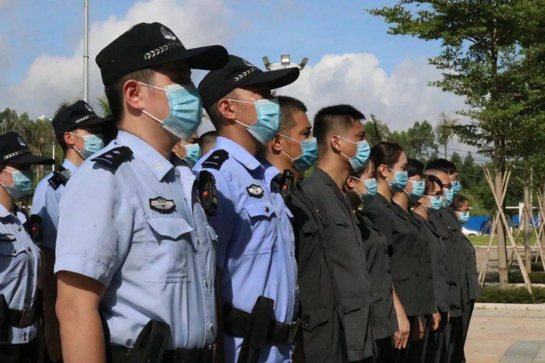 26名干警整装列队,4辆警车蓄势待发,朱建阳书记,曾奋乐院长分别对本次