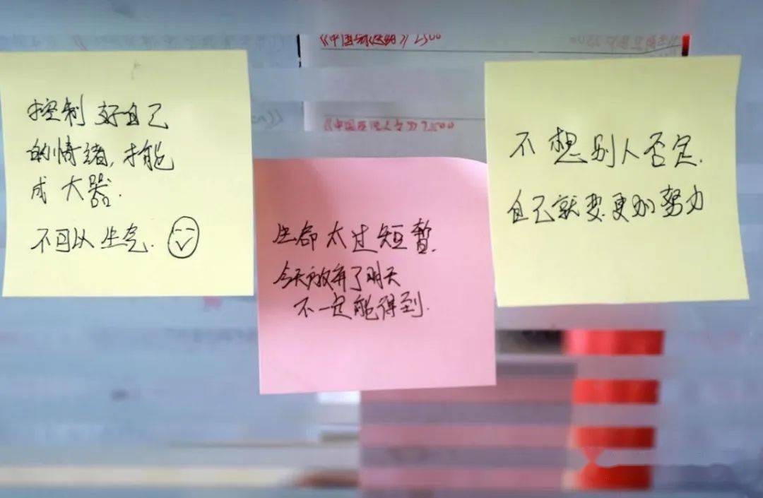 详实的诈骗话术本,生气还要说服自己微笑的励志便签……他们从零开始