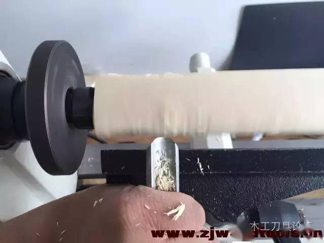 木工技术 利用木工车床加工出来的一只陀螺,从木材中诞生的过程