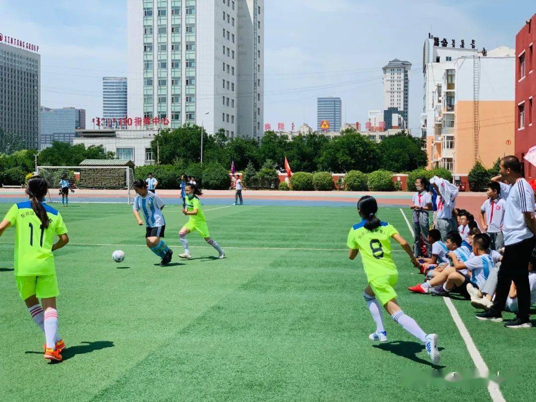 书香四小重燃战火踢出自我东胜区第四小学校长杯足球赛报道