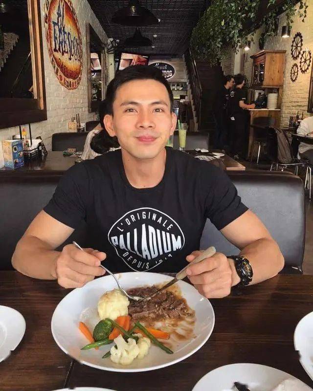 也首选水煮胡萝卜,花菜,西蓝花, 以及精心烹制的牛排, 自己做健身餐