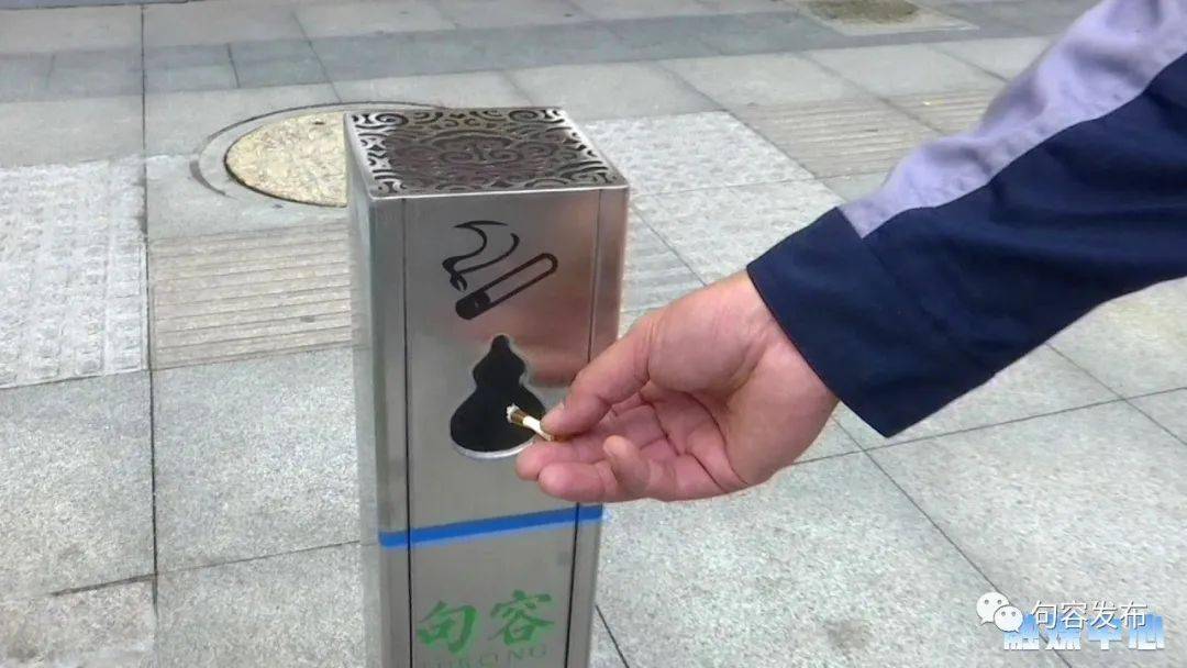 路口乱扔烟头的不文明现象很常见 与文明城市建设格格不入 为了方便