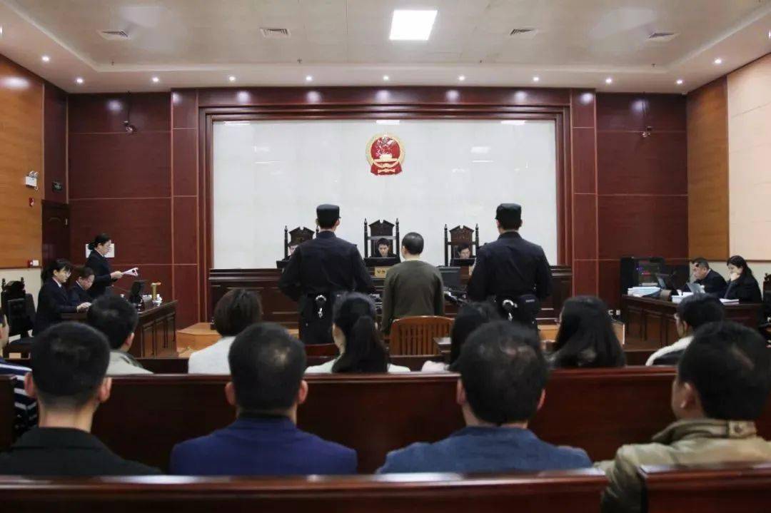 广西崇左市大新县国土资源局职工在论坛上写道:局长赵冠海把国土资源