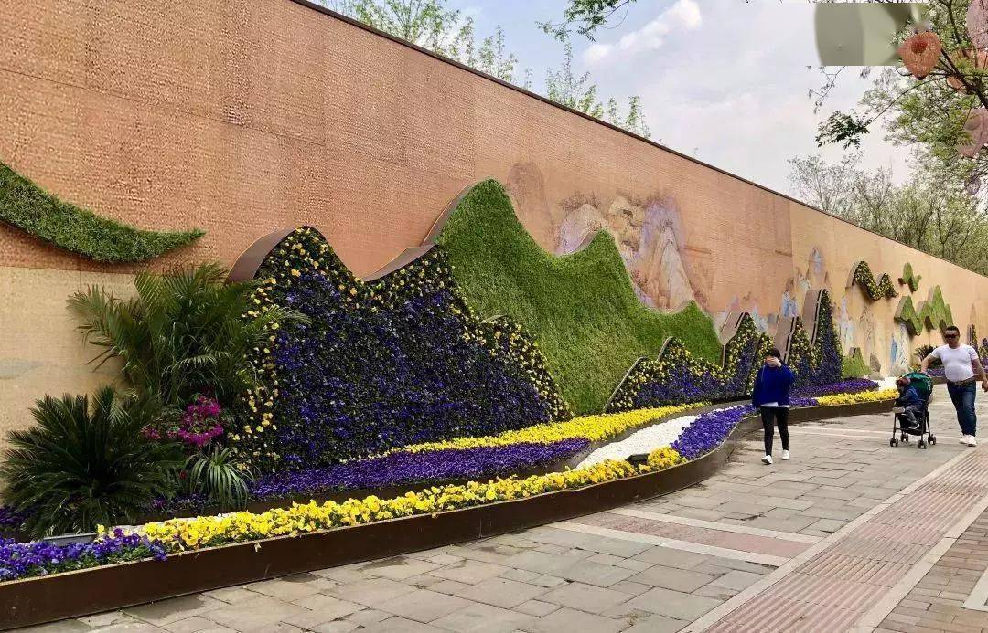 再添打卡地!施工围挡化身"电竞艺术长廊"