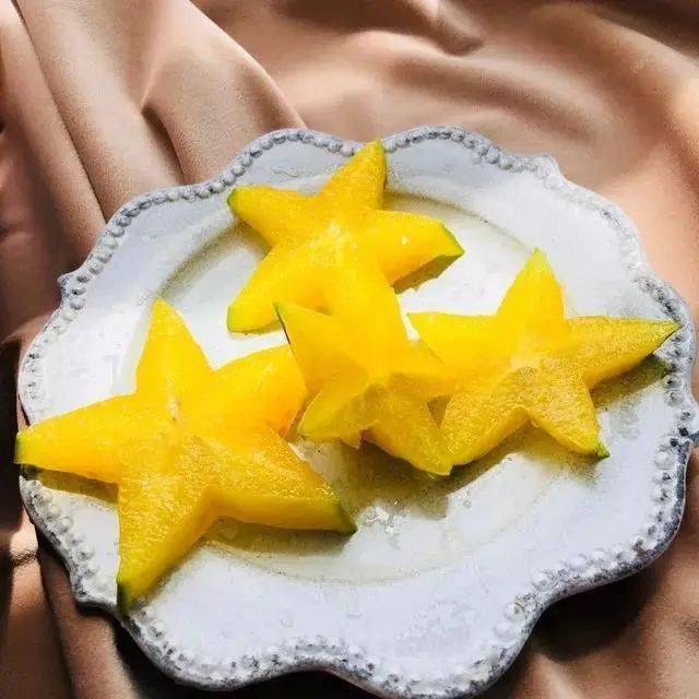 用刀切开后,独特的星星状晶莹剔透,光是看着就超治愈,用来摆盘凹造型