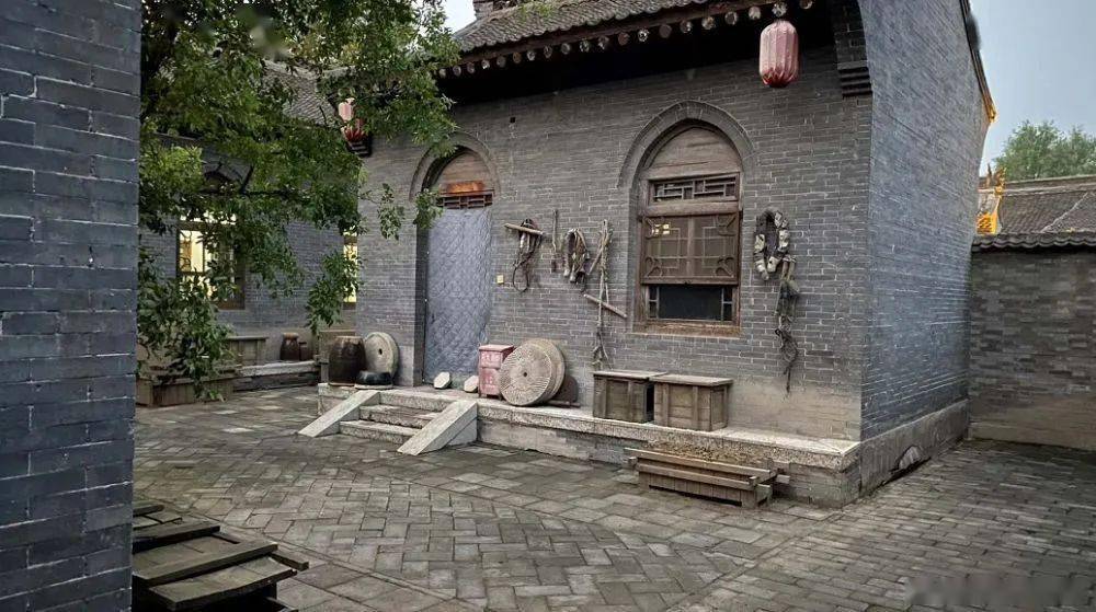 在为大阳的复古车天昴长测做策划的时候,山西的老砖瓦房进入了我的