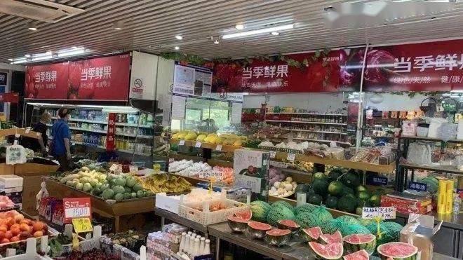 在与京东合作后,京东生鲜对店铺门头,店内内饰元素进行了全套的更换