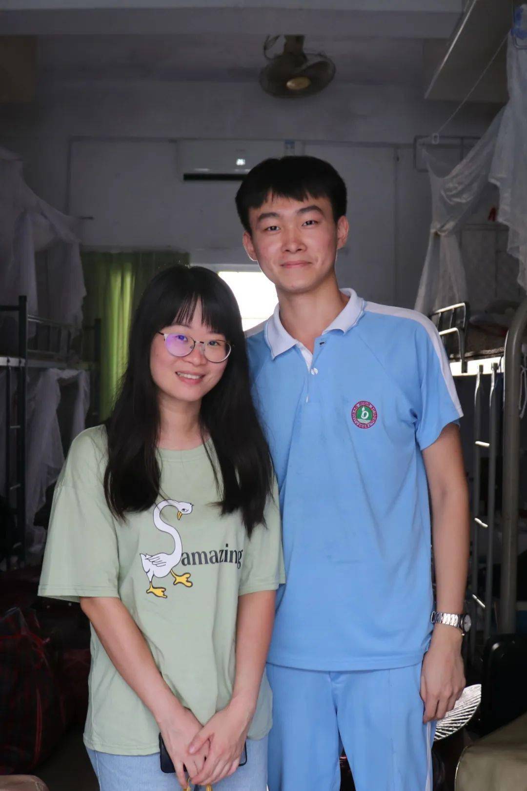 温馨的高考,真情的陪伴--金堡中学