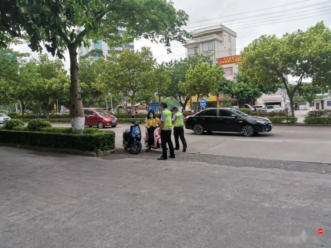 哦豁!今天在妇幼转盘到水东市场抓电动车不走辅道,一堆人被罚…_钦州