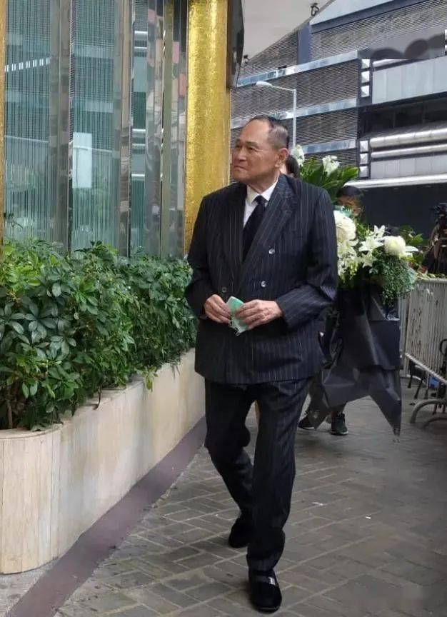 首日就已经到灵堂致过祭,当时黄夏蕙还称表示亡夫胡百全跟赌王相熟,大