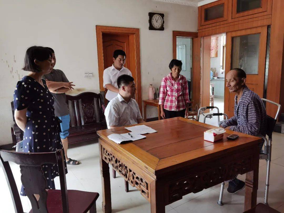 7月9日上午,邗江区副区长徐安朝,七里甸社区主任吴春荣及社区工作人员