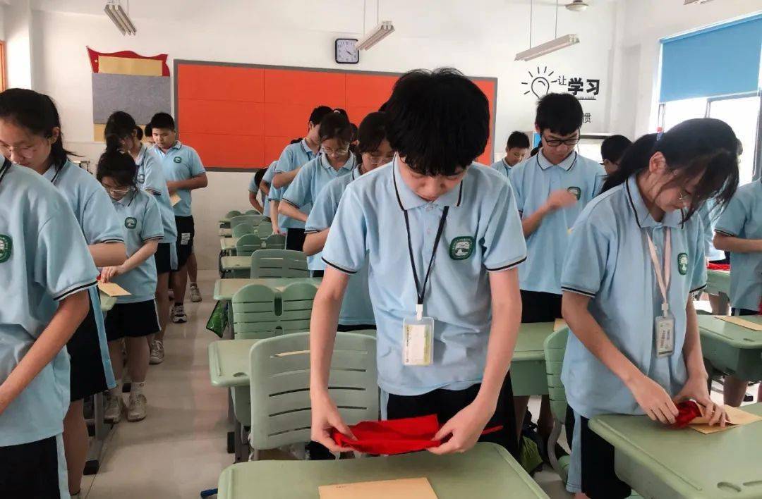 不负青春逐梦未来石湖中学初二年级举行青春仪式