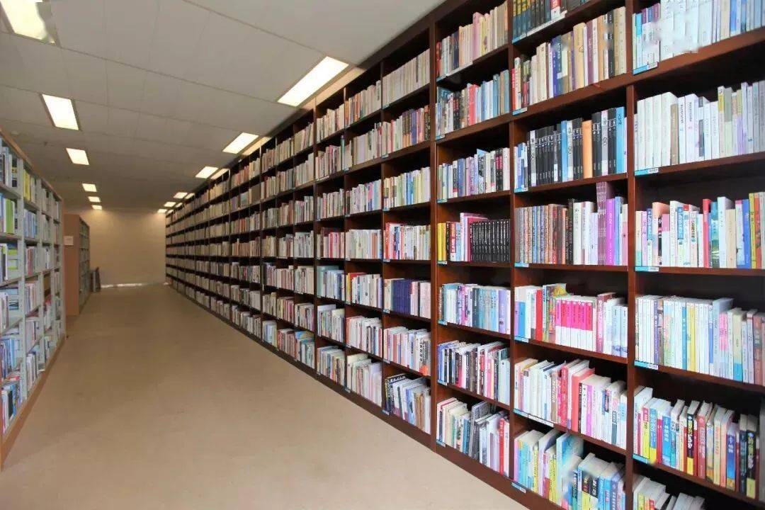 展览厅 总馆新开放的古籍阅览室,地方文献阅览室