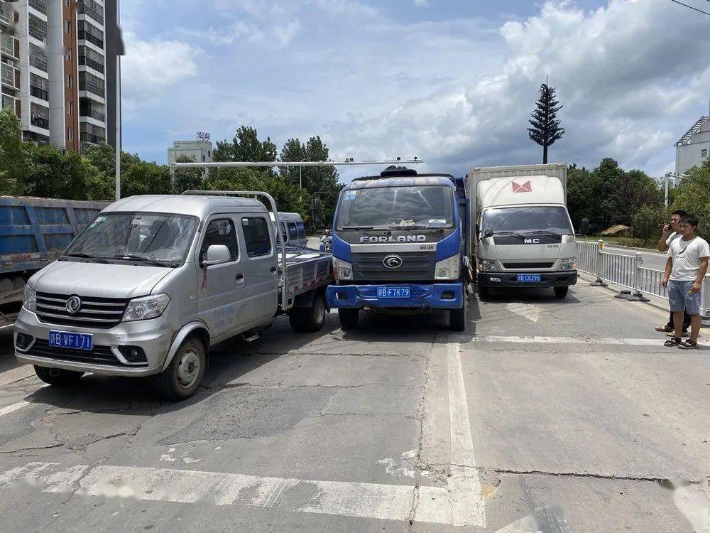 事发龙南!连撞三车,四车受损!监控拍下惊险一幕