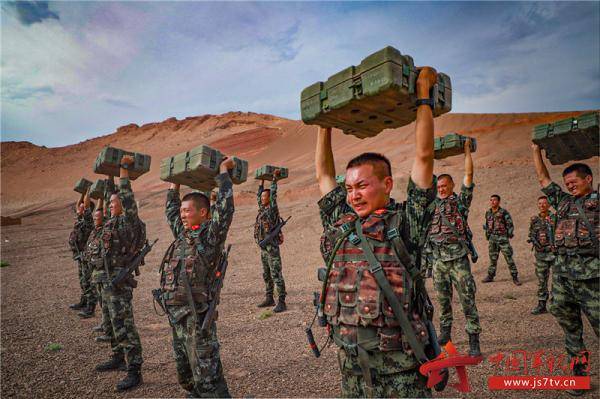 扛举弹药箱训练