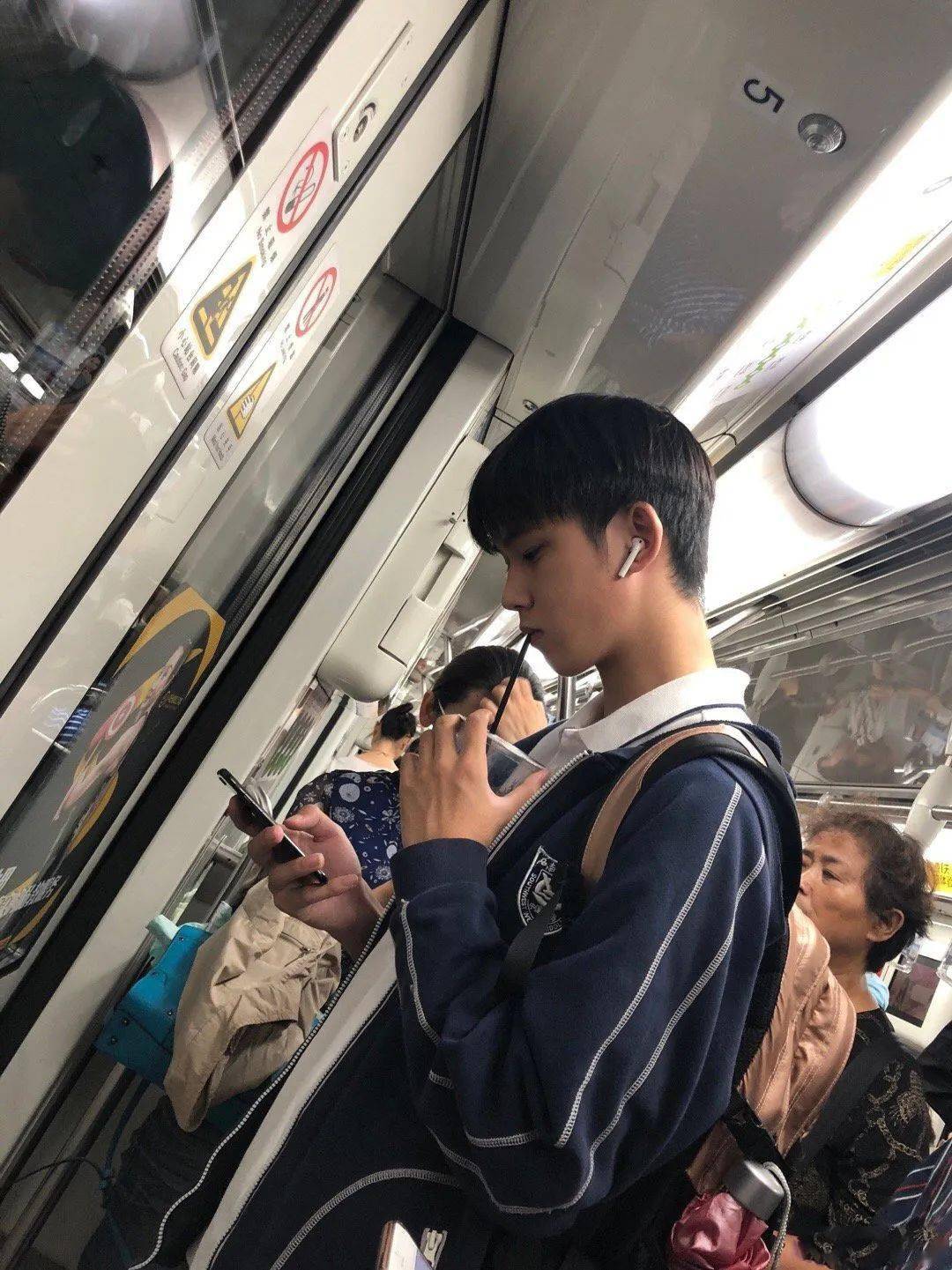 学校欠我一个帅哥校服帅哥大合集网友评论把我帅晕过去了