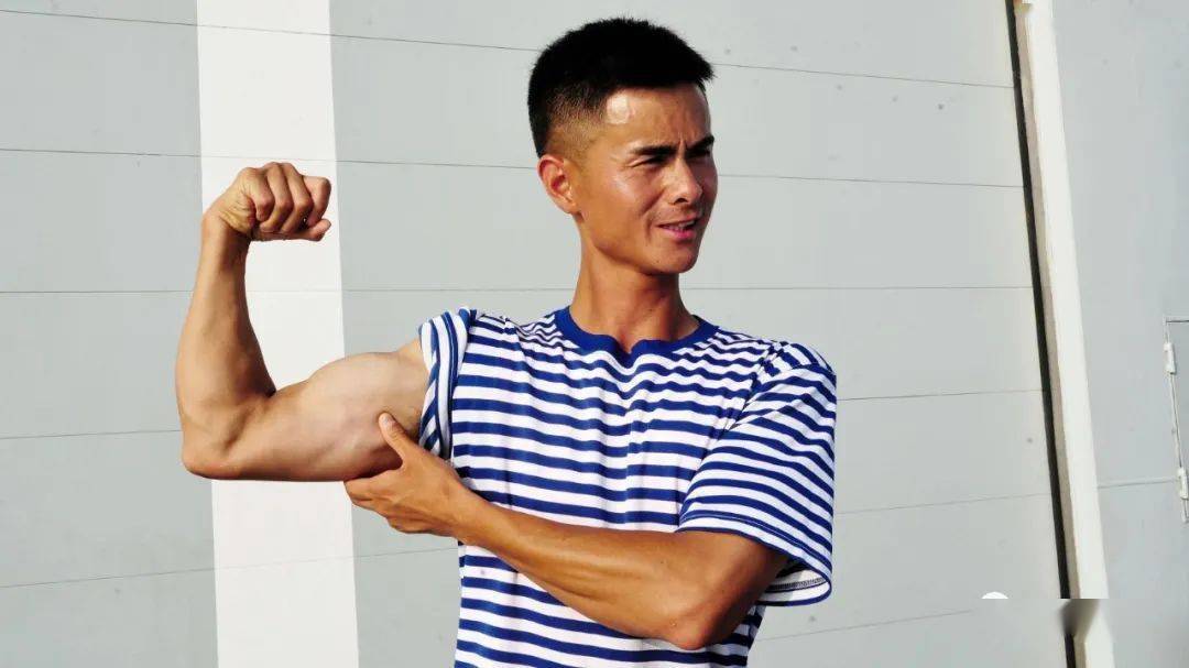 健身教练",乌鲁木齐舰帆缆兵王细超一边秀出自己的肌肉,一边向大家