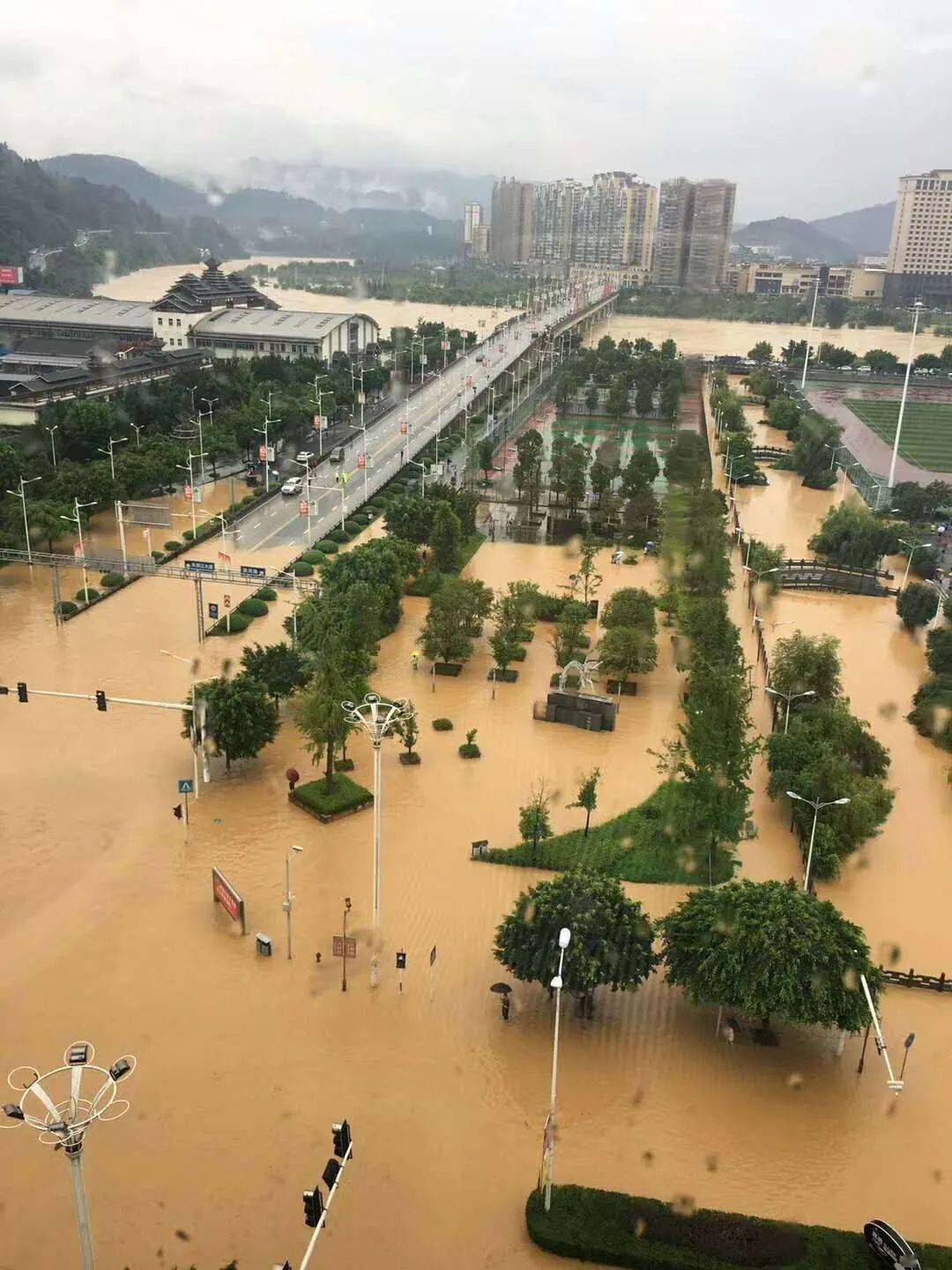 强降雨再次袭击黔东南 都柳江洪水肆虐 榕江新城区大面积被淹!