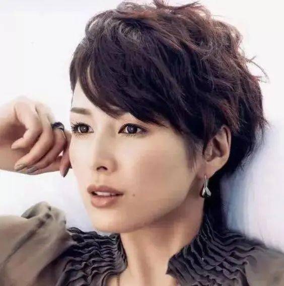 筱原凉子1973年8月13日《anego》里的帅气大姐头女上司,《派遣女王》