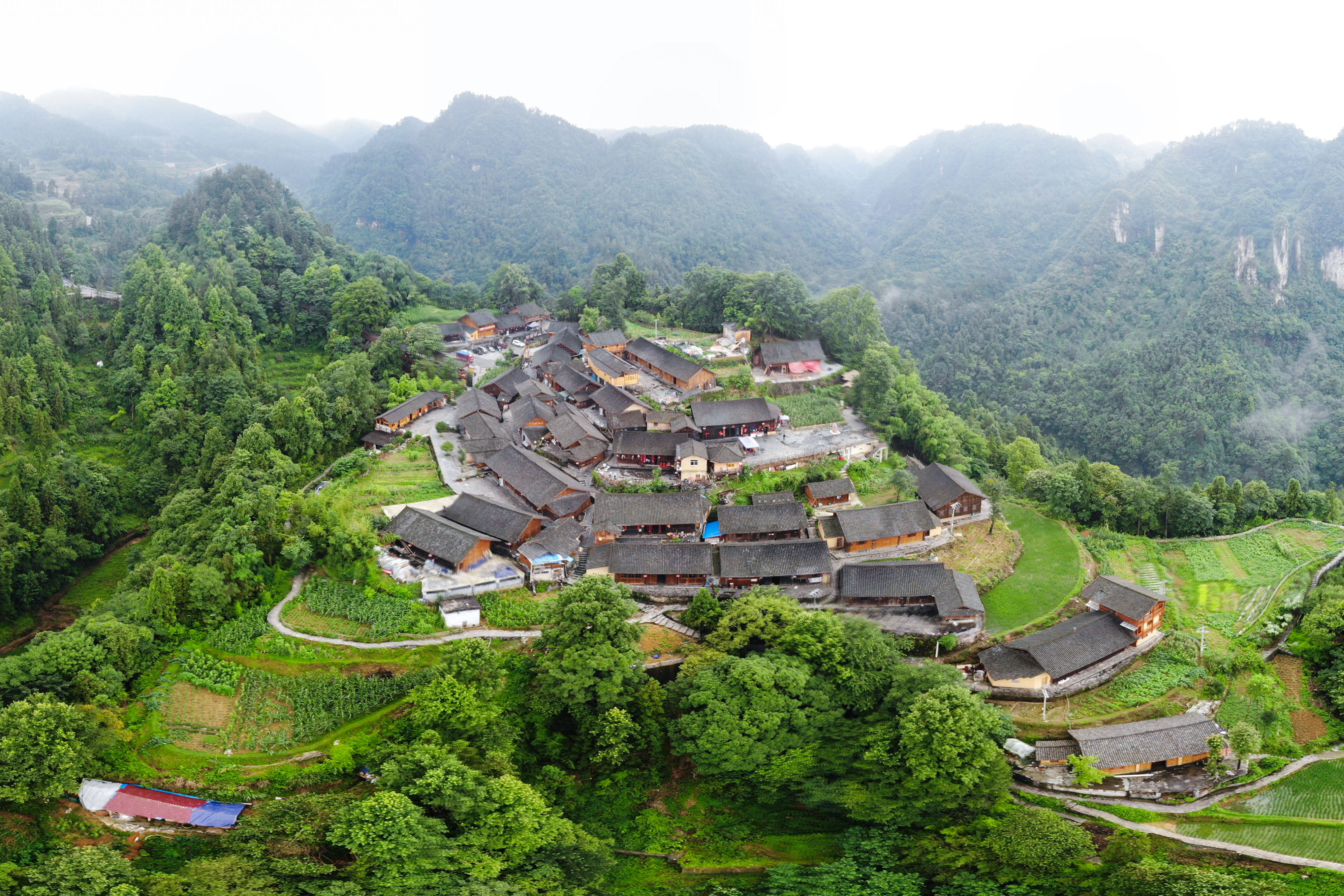 这是6月29日拍摄的湖南湘西土家族苗族自治州花垣县十八洞村梨子寨(无