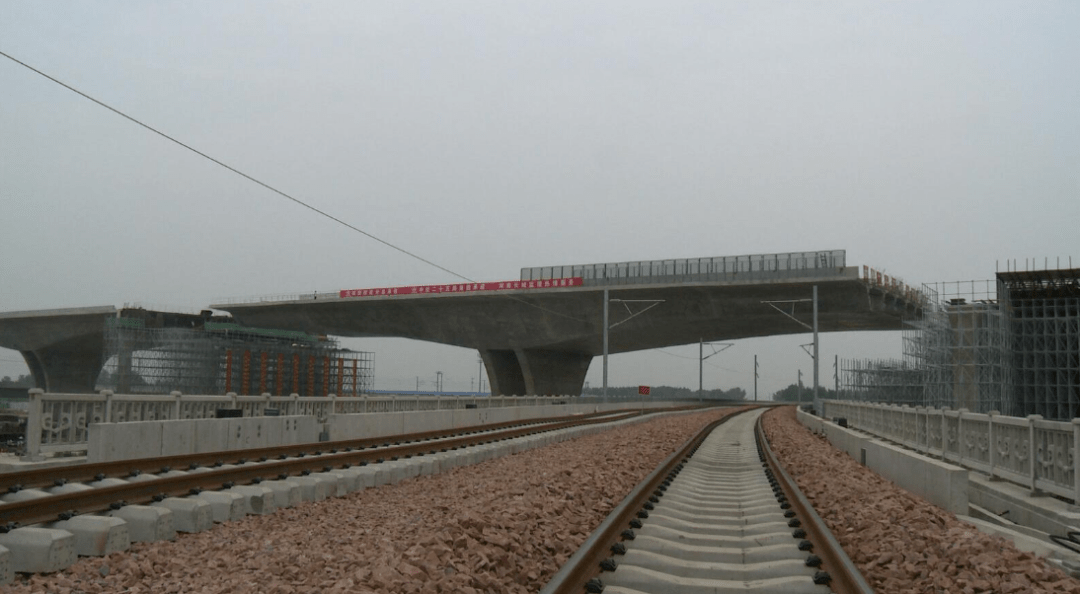 2万吨大桥顺利转体!郑州航空港区中轴线"咽喉"工程贯通