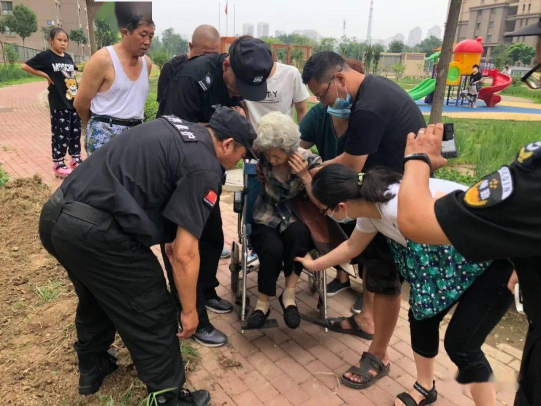 郭老师助人为乐，家长送锦旗感恩，好人好事暖人心