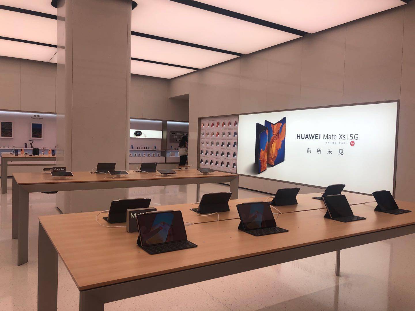 "金牌导演"高希希走进华为南京东路旗舰店,用手机拍摄,他怎么看?