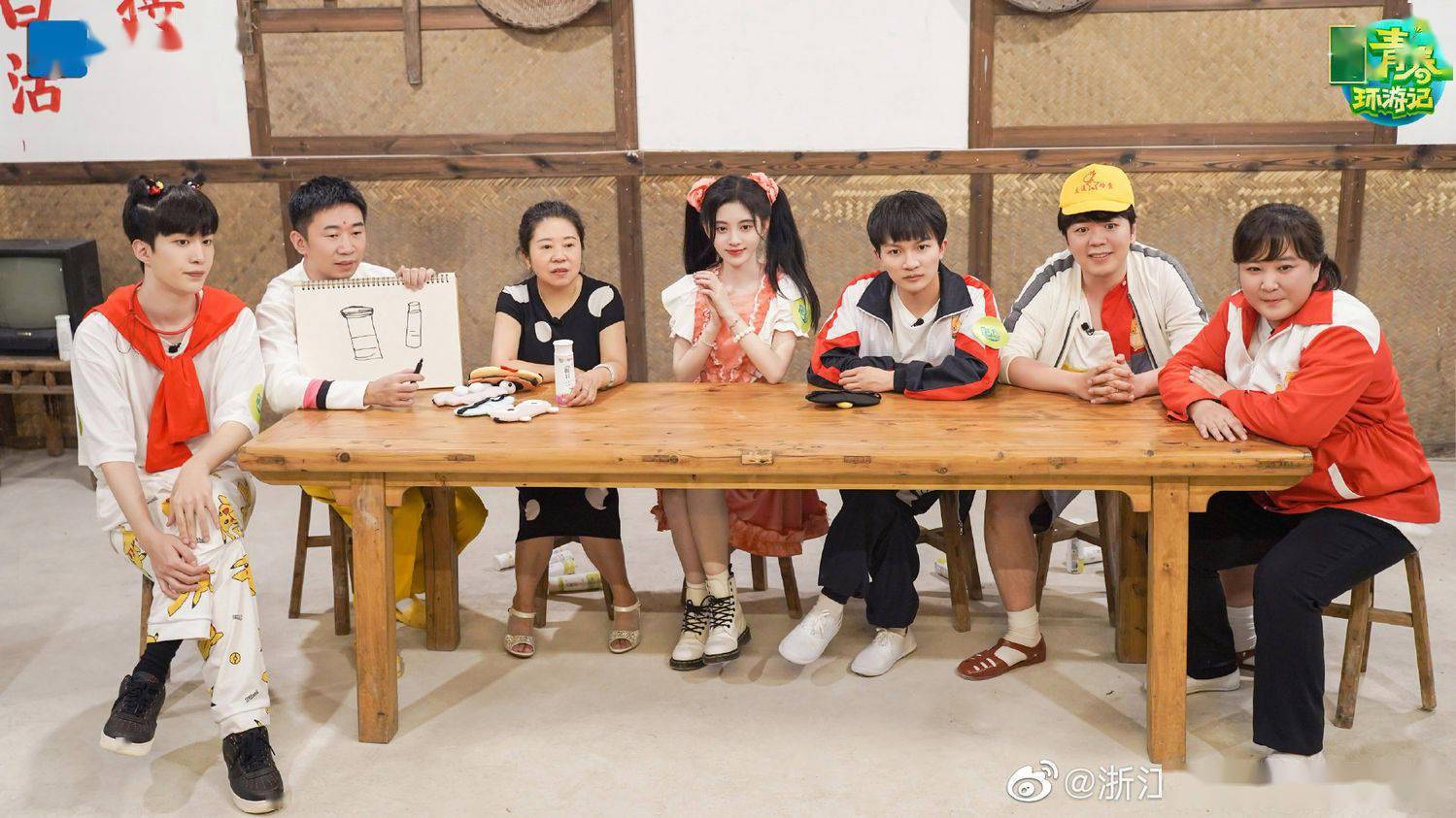 春游家族的高清合照送达 丞丞肉嘟嘟的小手总是忍不住想捏一捏呢!