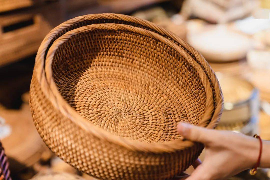 海珠广场的小清迈市集承包了家里所有的竹藤工艺品