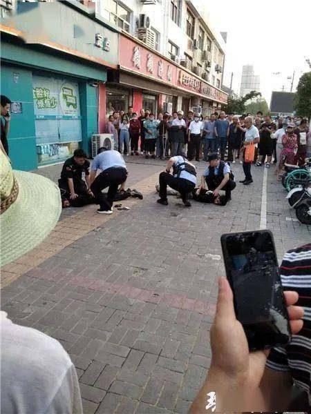 淮安暴力袭警案抓捕监控曝光两逃犯各持双刀民警果断开枪
