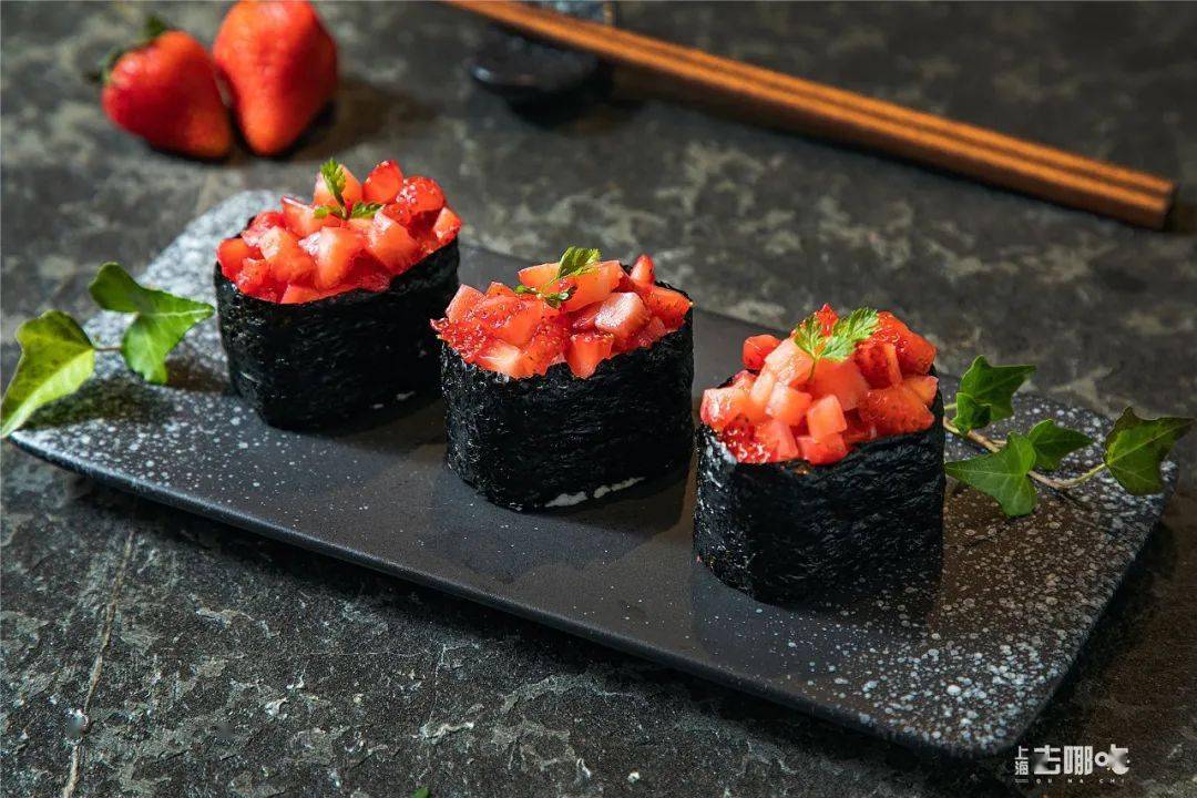 内心是巧克力,切开爆浆滑下,咬下去草莓酸甜与巧克力,奶油包裹舌面