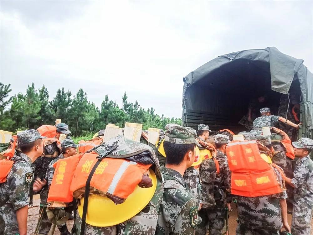 10餘個小時長途機動,救援官兵奔赴九江市受災縣(區),執行抗洪搶險救災