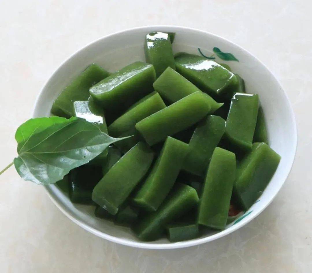 【观音豆腐】观音豆腐是由一种特有的野生灌木——腐婢树叶特制而成的