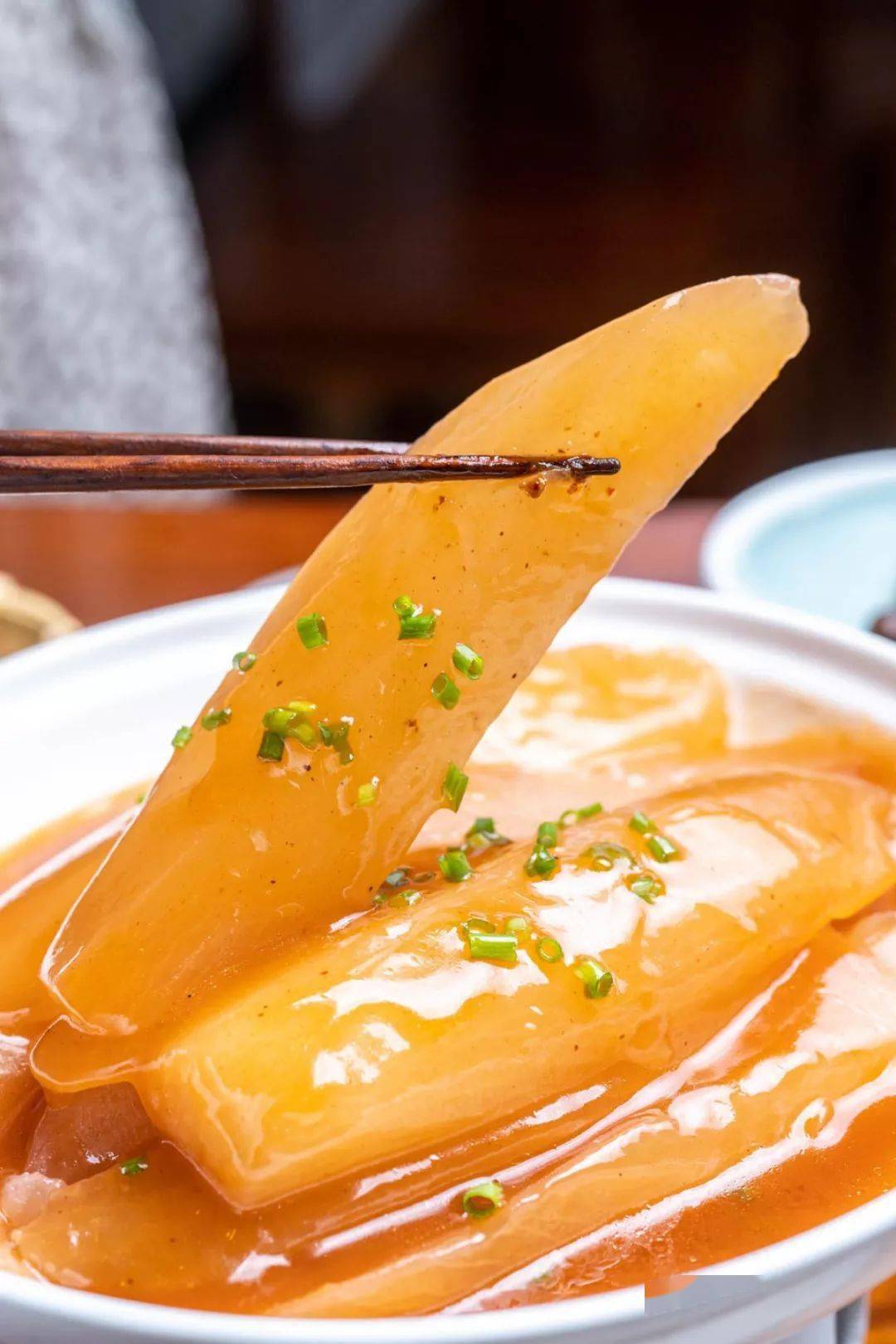 长条,大块的萝卜与肉汤一同炖至  酥烂